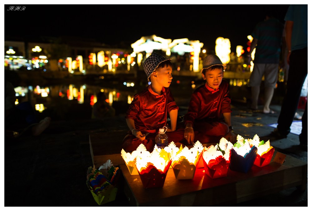 Kids selling lanterns, Hoi An. 5D3 | 24mm 1.4A | f1.4 | iso1250